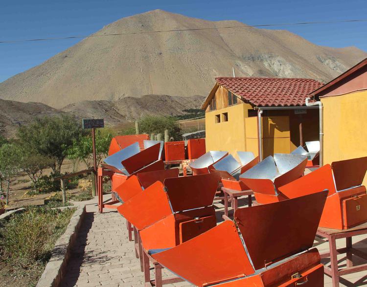 Vue d'ensemble des fours solaires du restaurant solaire de Villaseca