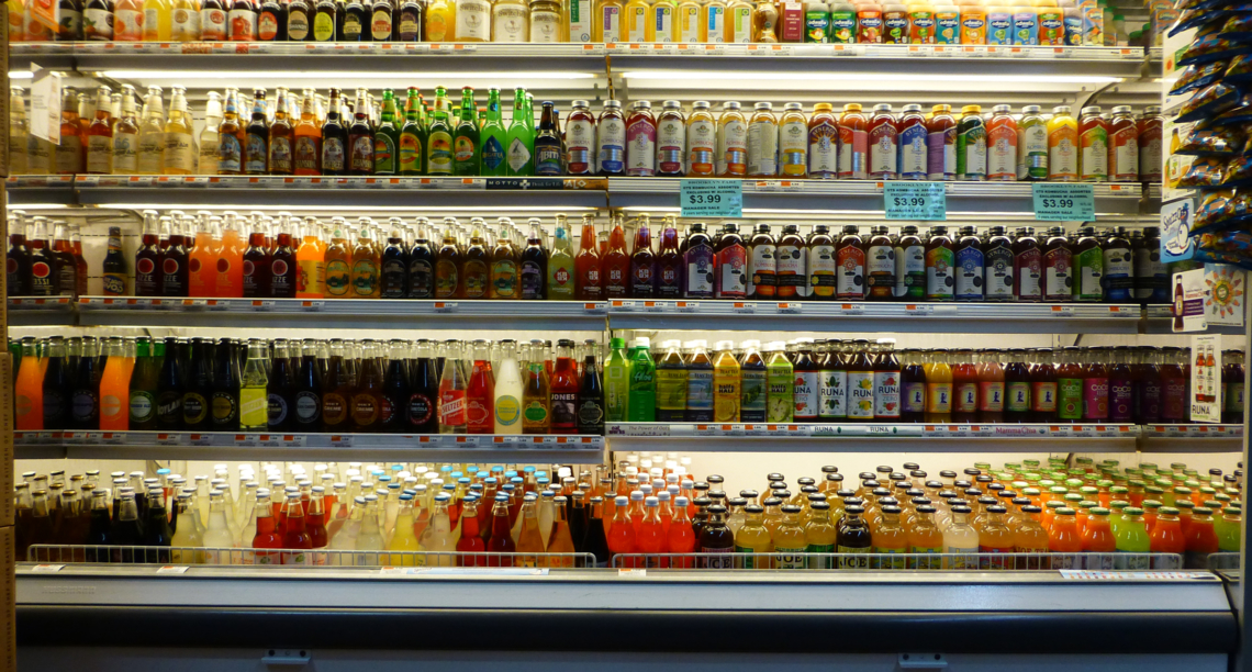 Un rayon de sodas dans un supermarché américain