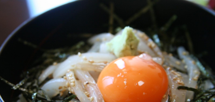 Un bol de riz servi avec des légumes et un œuf cru, ou donburi (©Stuart Albert/Creative Commons)