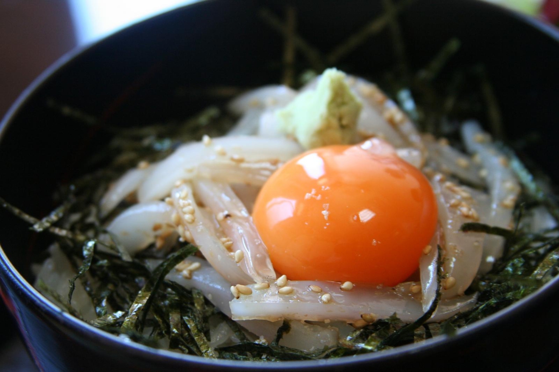 Un bol de riz servi avec des légumes et un œuf cru, ou donburi (©Stuart Albert/Creative Commons)