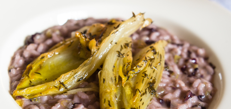 Un risotto au radicchio et à la chicorée caramélisée