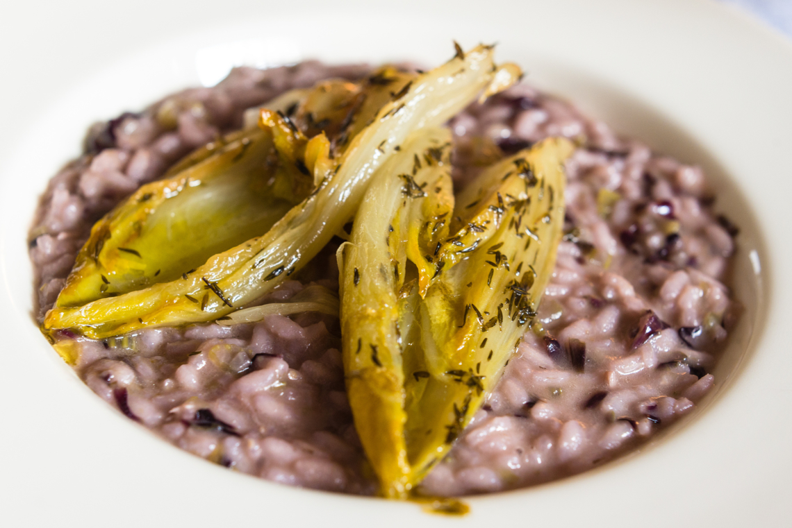 Un risotto au radicchio et à la chicorée caramélisée