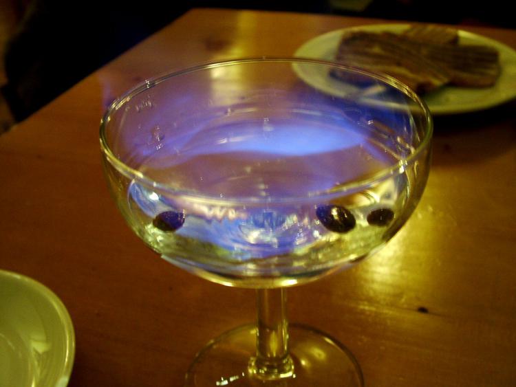 Une sambuca flambée à la mouche