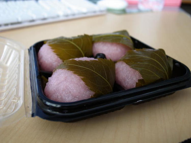 Gâteau de riz, ou mochi, à la feuille de cerisier (©Rodrigo Verschae/Creative Commons)