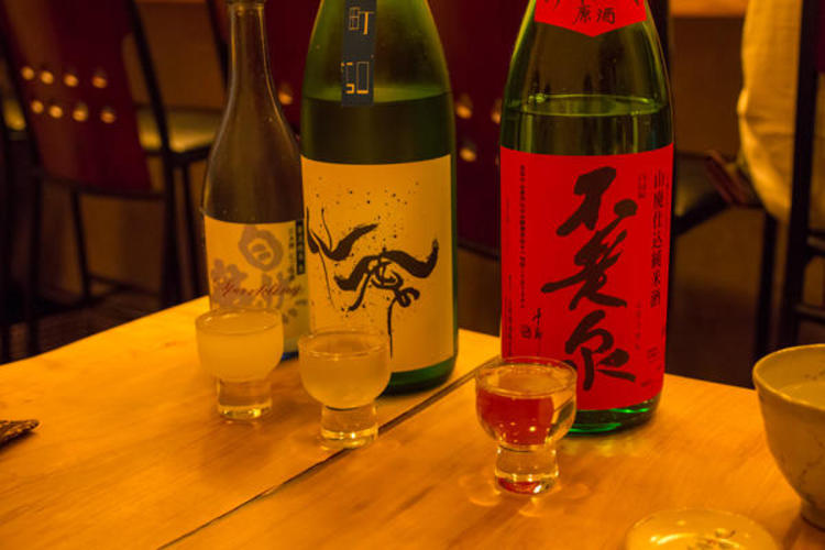 Une dégustation de saké dans un bar japonais (©Christian Kaden/Creative Commons)