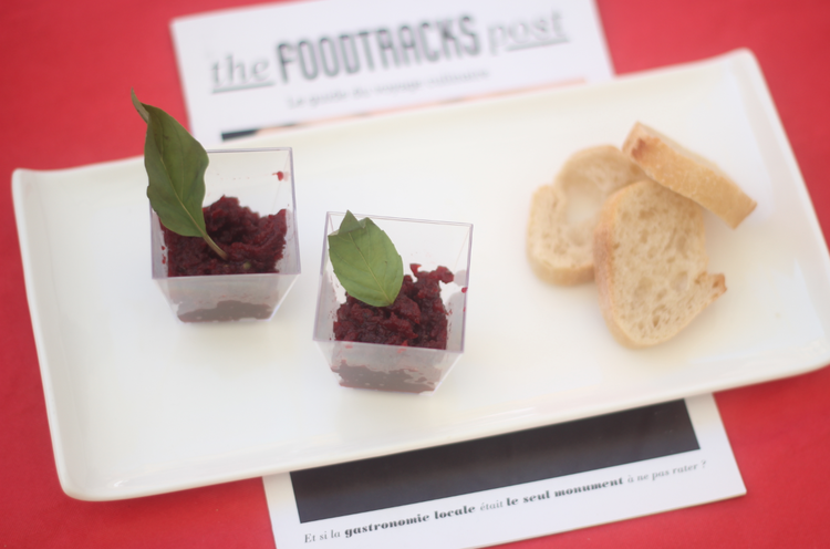 Notre chutney à la betterave servi avec du basilic thaï